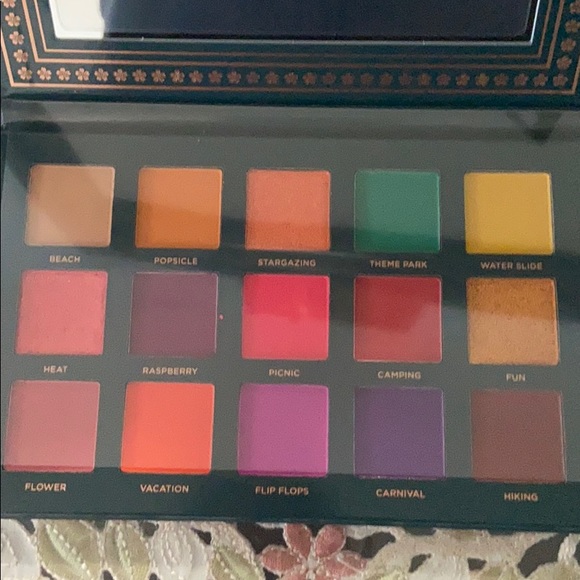 Ace beauty nostalgia palette - Picture 2 of 2